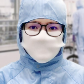 Person wearing a Foamtec face mask in a cleanroom